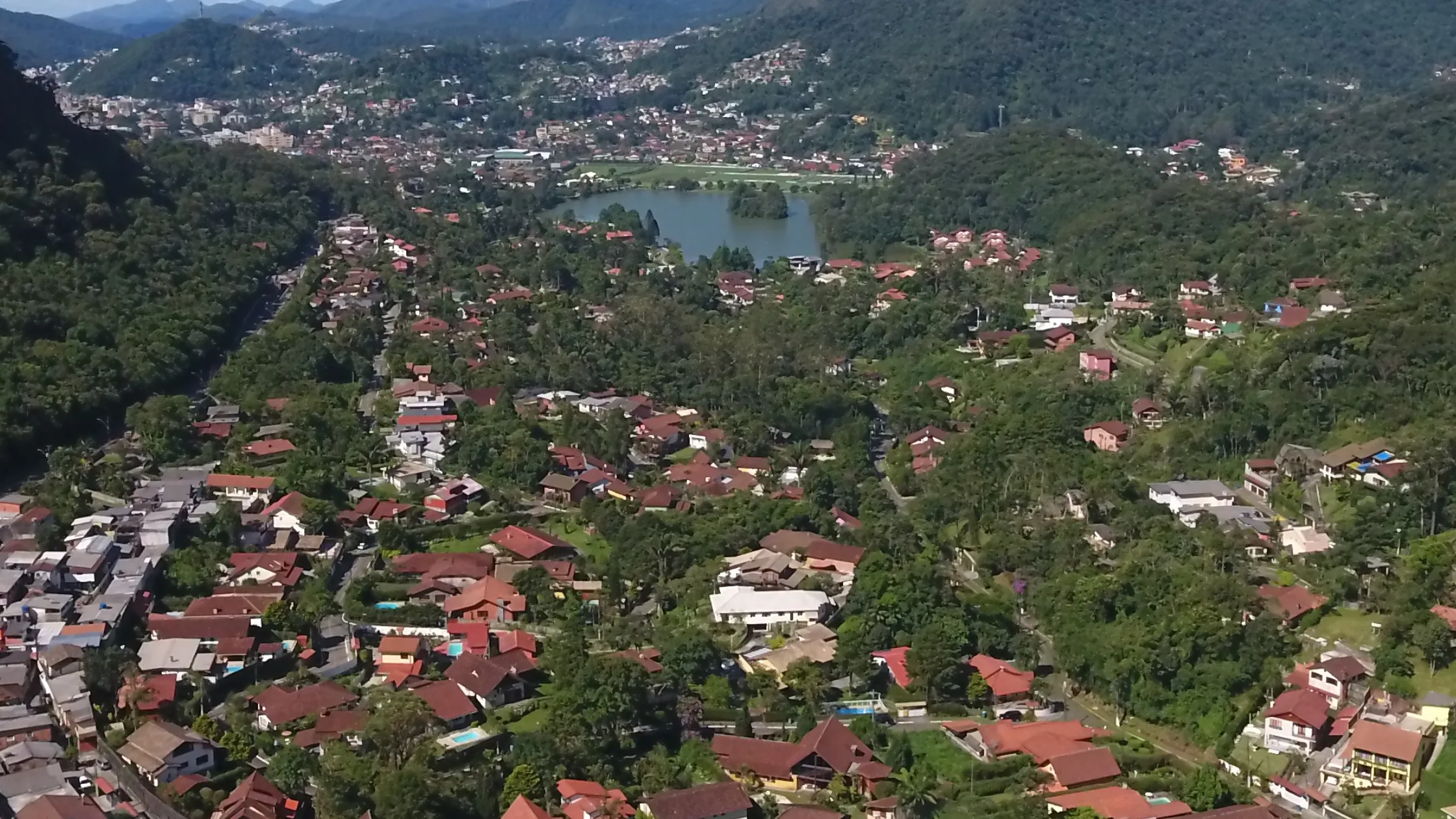 Vista aérea de Imóveis e bairros representando o mercado imobiliário em Teresópolis, Rio de Janeiro
