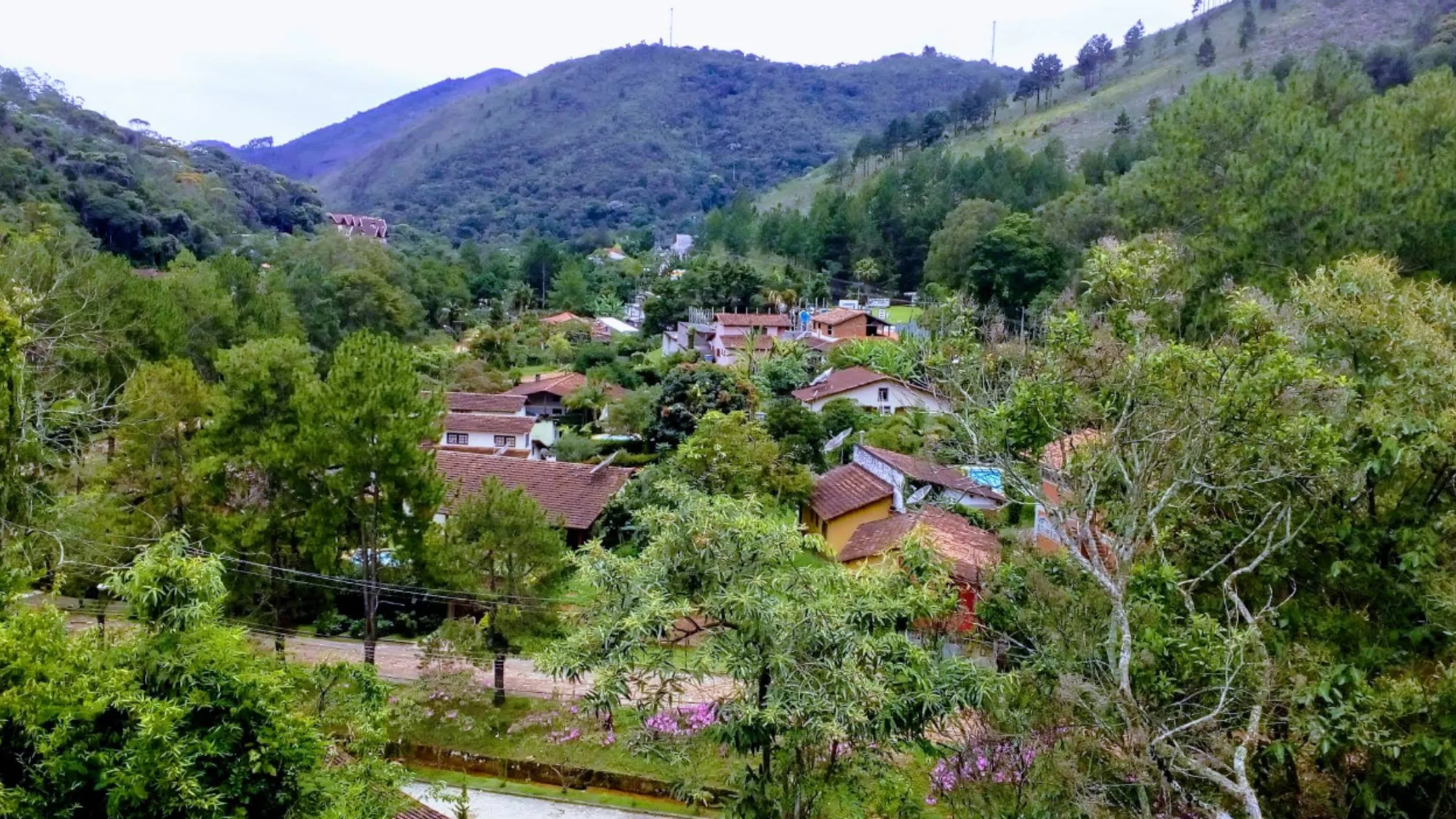 Casas e natureza no bairro Albuquerque em Teresópolis, Rio de Janeiro