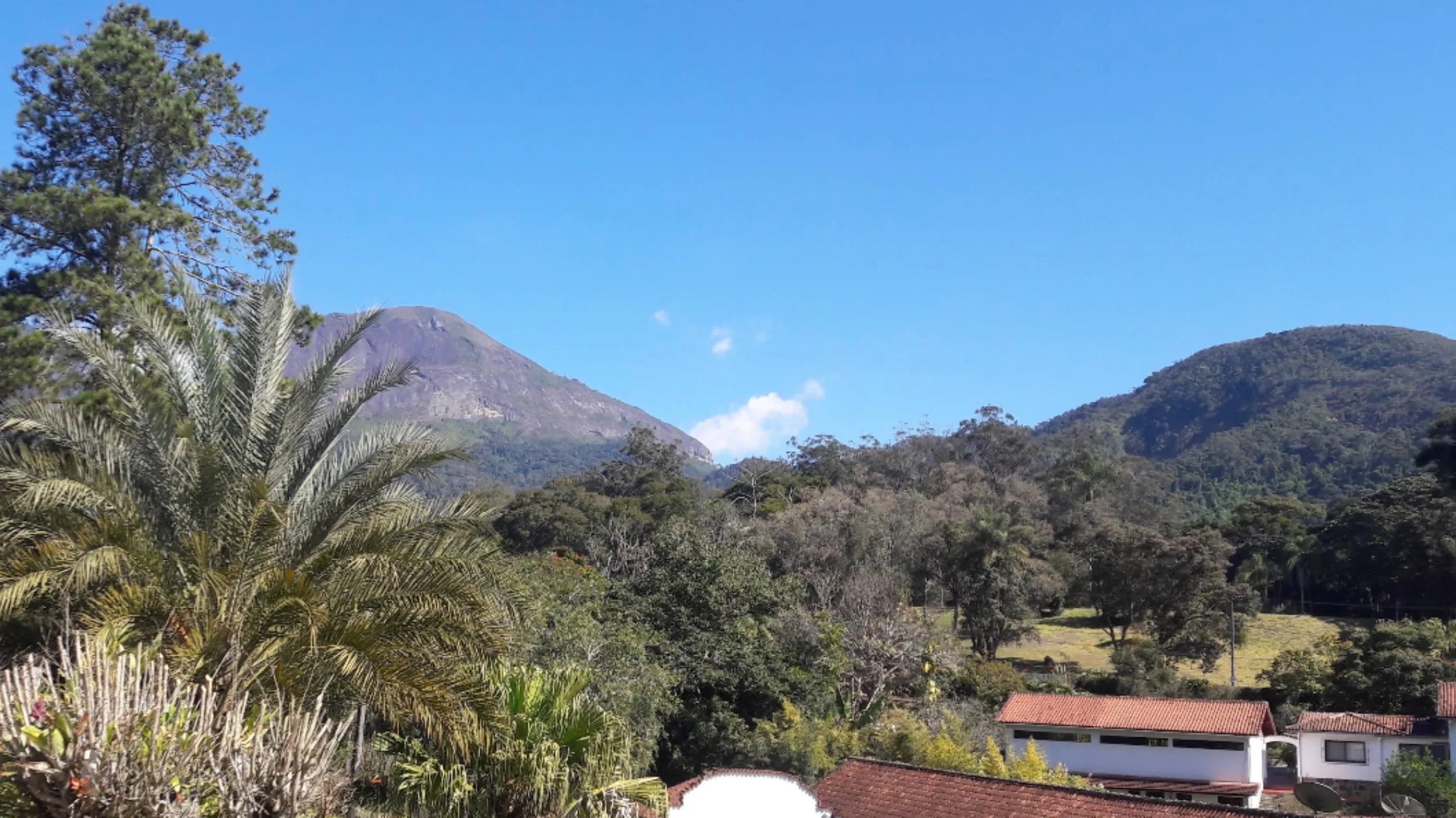 Casas e natureza no bairro Quebra-Frascos em Teresópolis, Rio de Janeiro