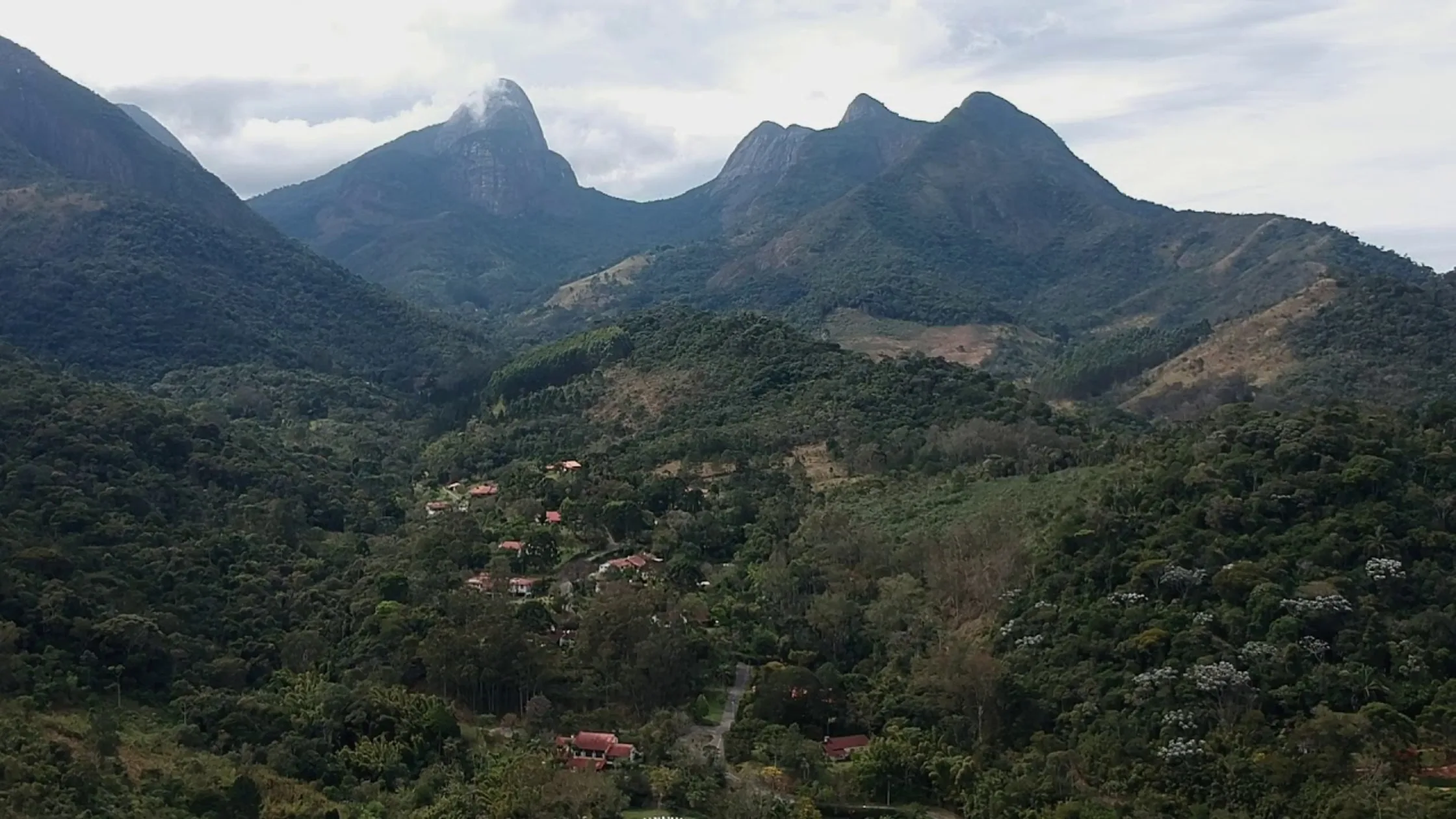 Casas, condomínios e natureza em Vargem Grande, Teresópolis, Rio de Janeiro