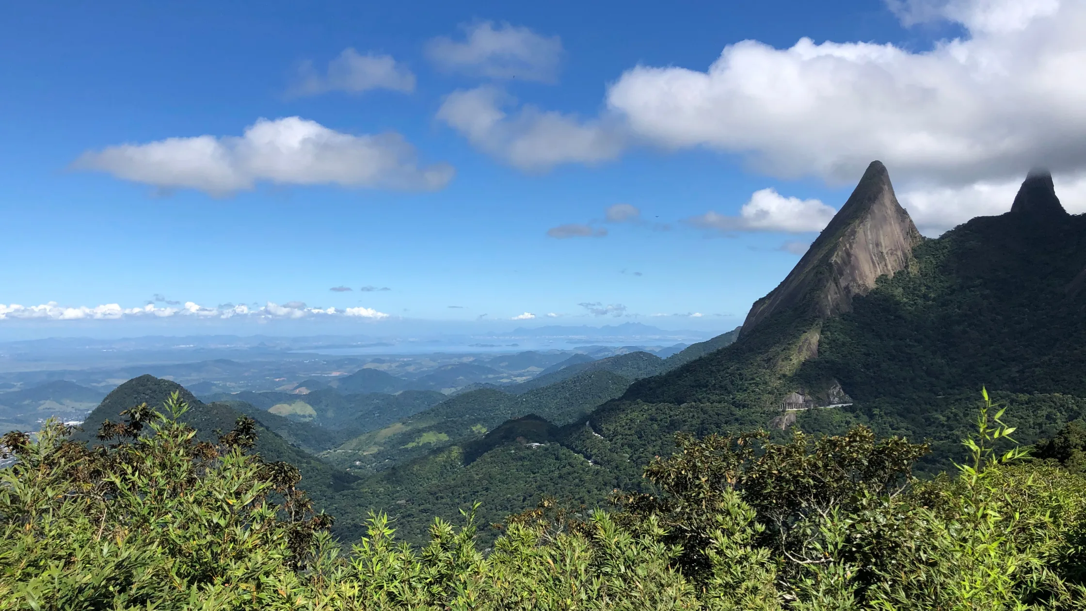 Vista de Teresópolis representando a rotina, o clima serrano e a vida na cidade